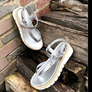 Silver Sandal Sz 7️⃣ Like🆕 Rarely Worn.